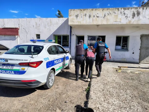 Sorprenden a un “trapito” barreteando la puerta de una carnicería