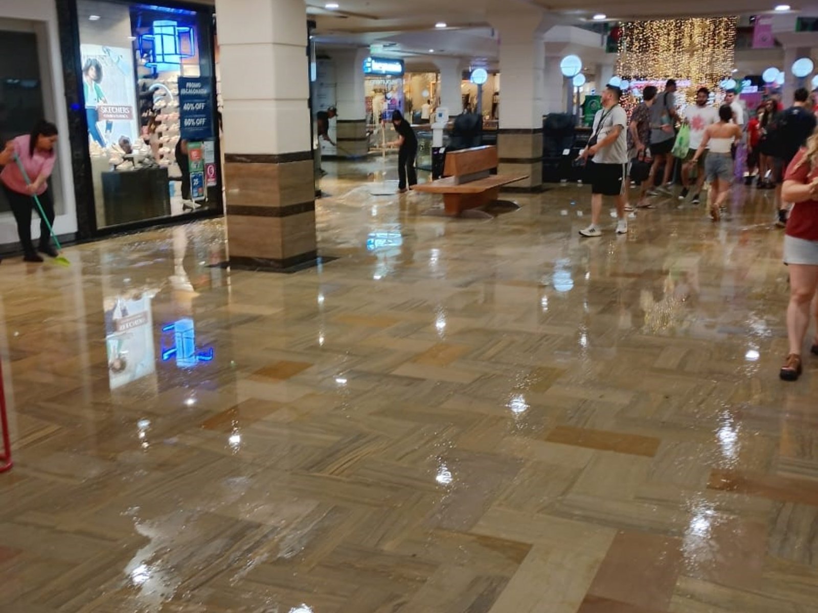 Temporal, pasillos inundados en el Unicenter y caos en las compras de Navidad: la explicación del shopping