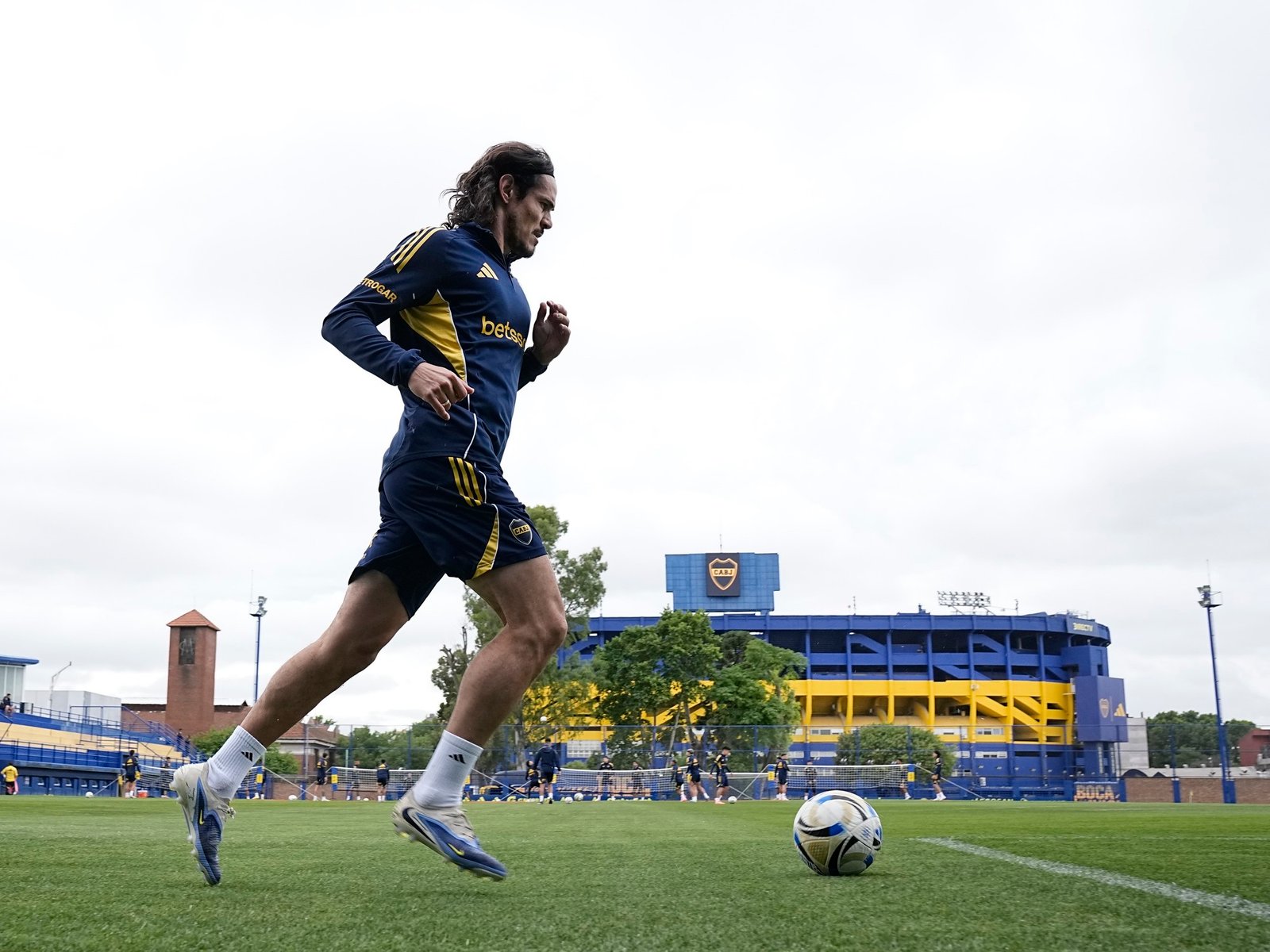 Tras la noticia falsa sobre su retiro, Cavani habló de su futuro en Boca y contó qué le pasó en el gol que erró ante Alianza Lima