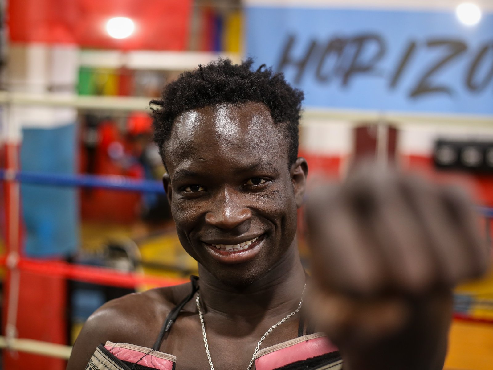 Tras romperle la mandíbula a Bazooka Chávez, el senegalés Touba Niang armó una colecta para pagarle la operación