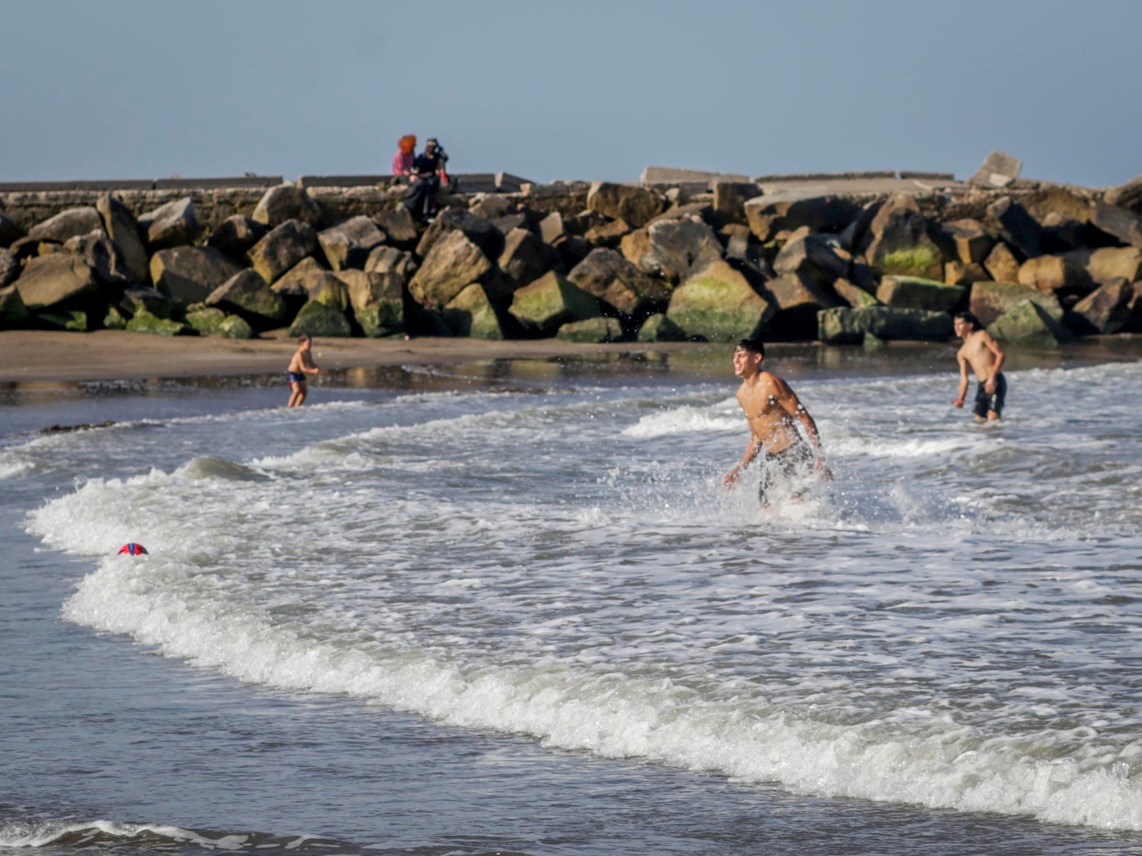 Tras un diciembre “flojo”, en Mar del Plata esperan el arranque del verano con optimismo y algunas dudas