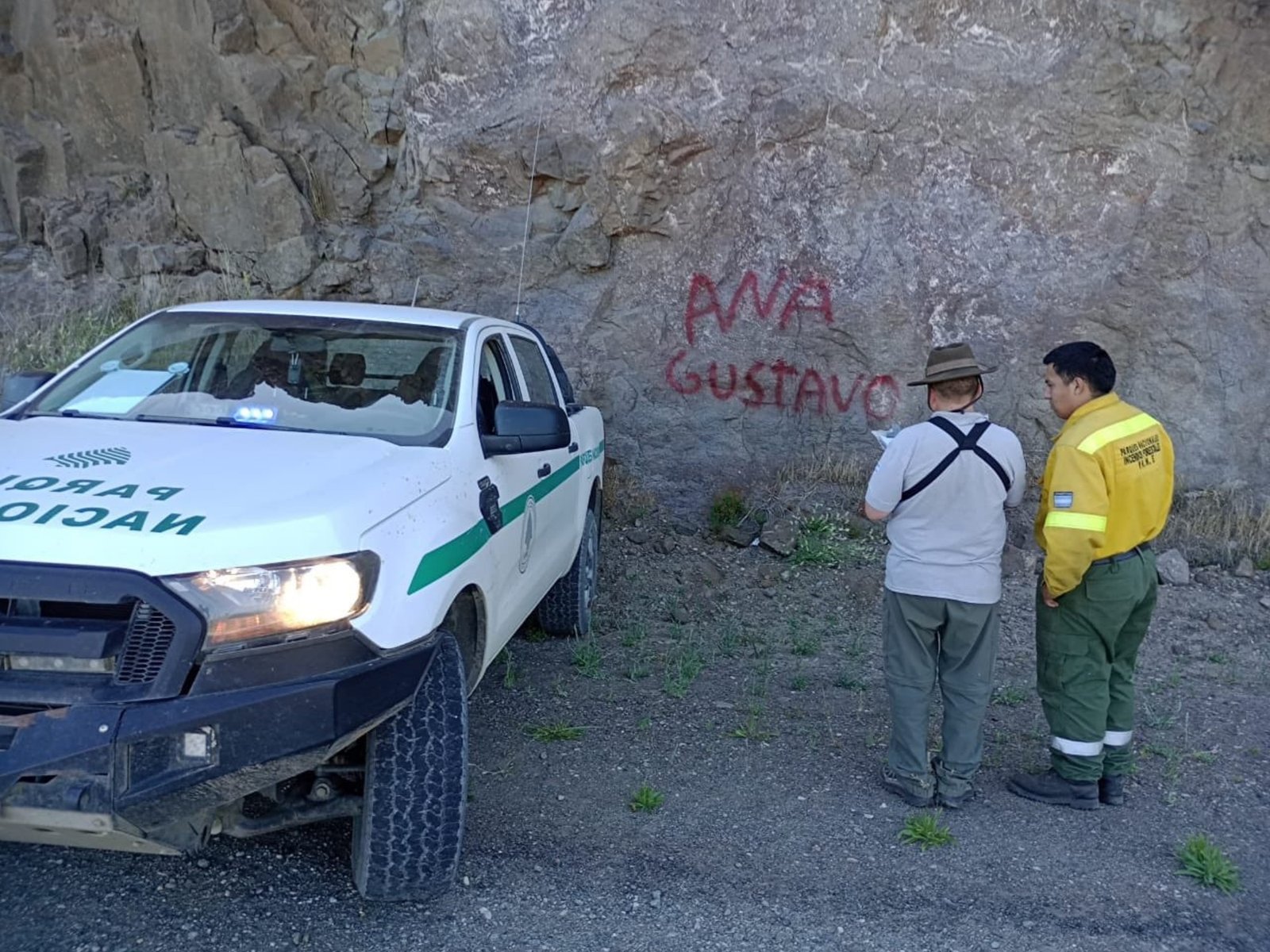Un camionero vandalizó una roca en el Parque Nacional Nahuel Huapi y quedó grabado: “¿Te molesta a vos?”