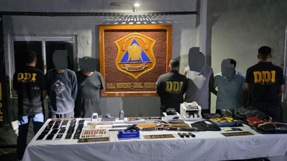 Un celular olvidado ayudó a desbaratar a una banda de falsos policías que robó una financiera
