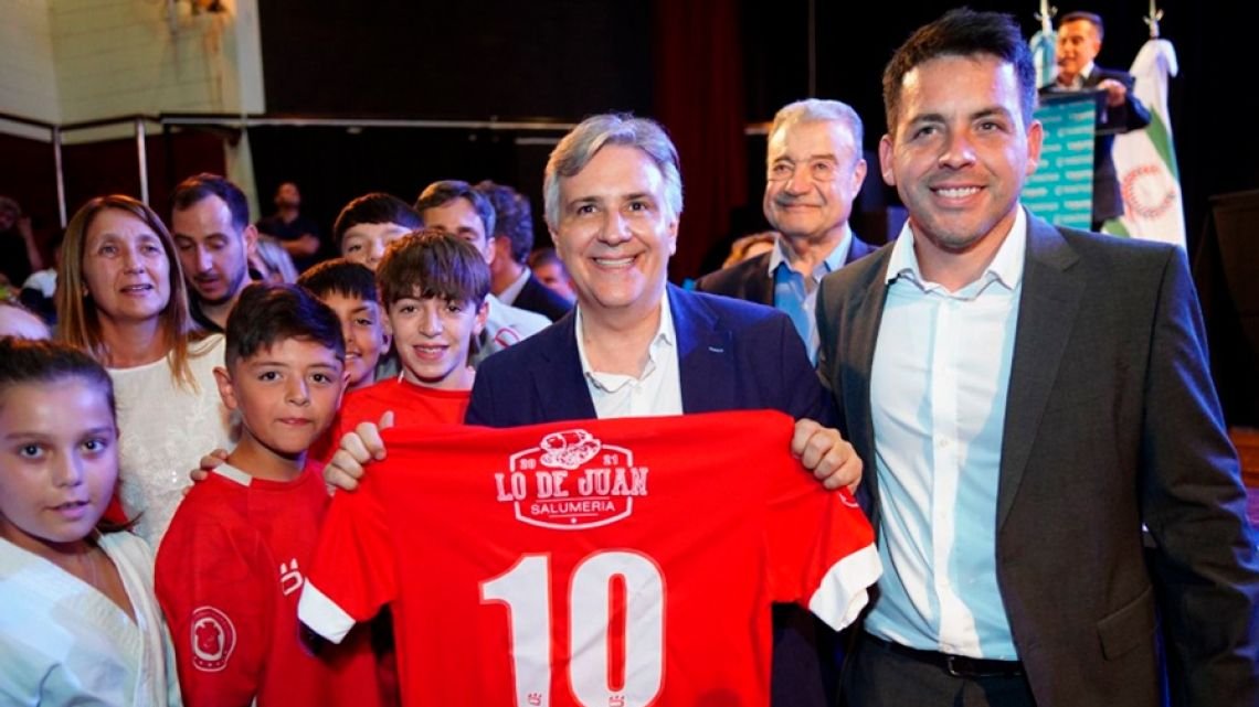 Un intendente de Córdoba lo hizo: enumeró las obras que no hará por la millonaria deuda de los vecinos