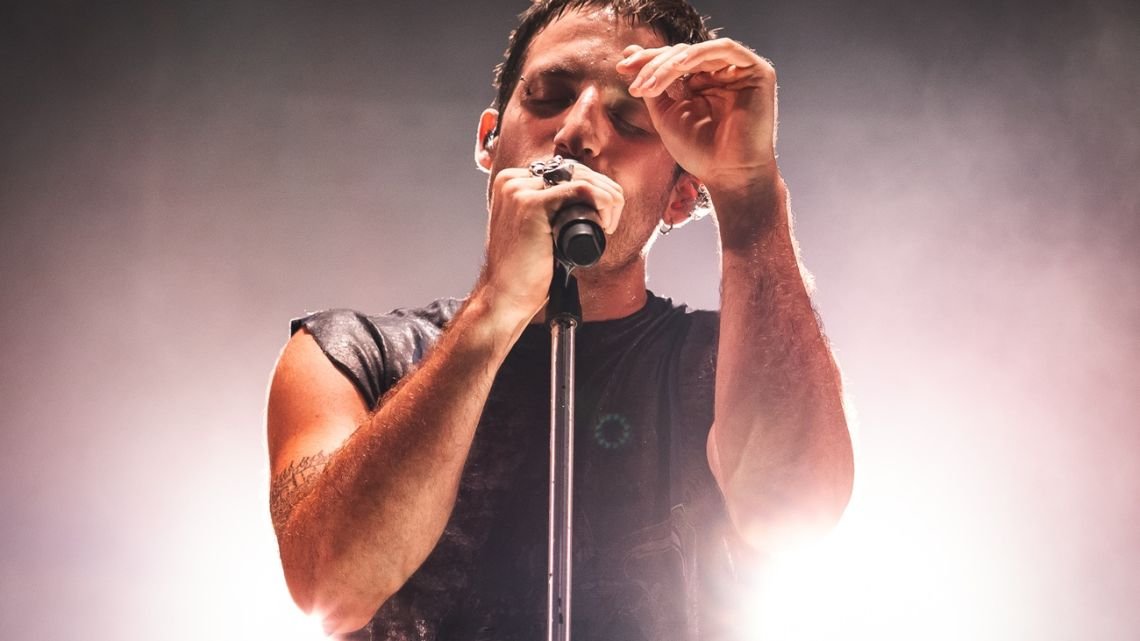 Wos cerró Noches Capitales con un ritual colectivo a cielo abierto