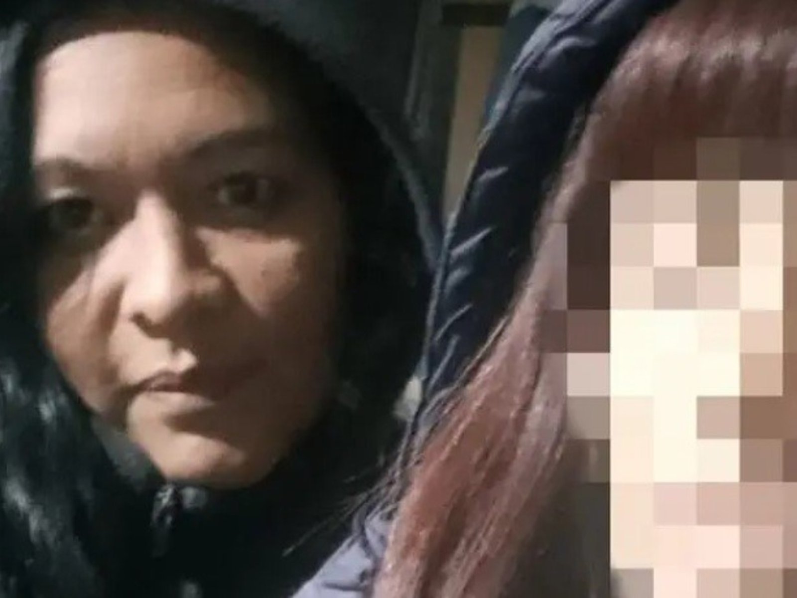 asesinan a puñaladas a una mujer y a su hija dentro de su casa y apuntan a una pareja que está prófuga