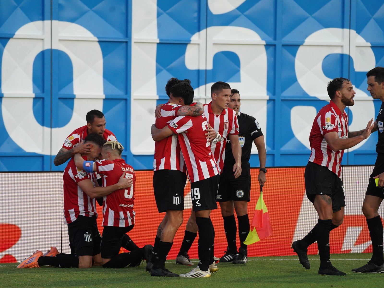 cambió críticas por dos goles soñados y el Pincha festejó en San Nicolás