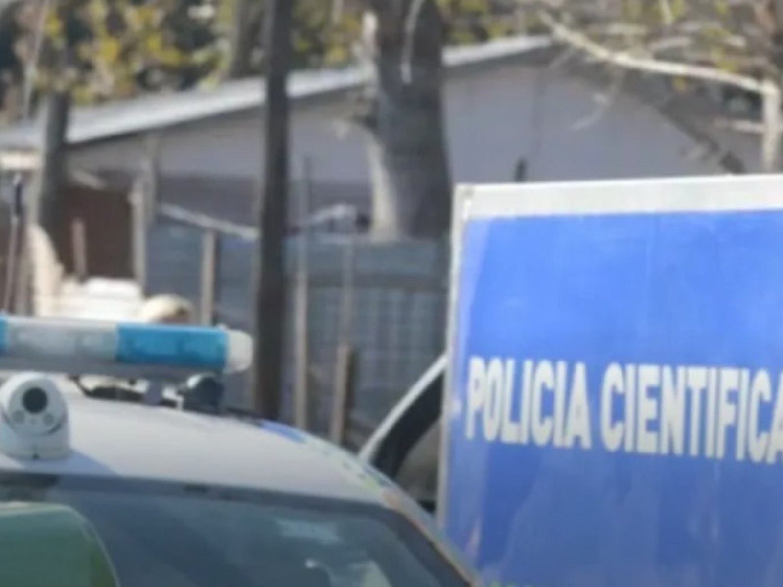 cortaba el pasto en el fondo de su casa y encontró huesos humanos