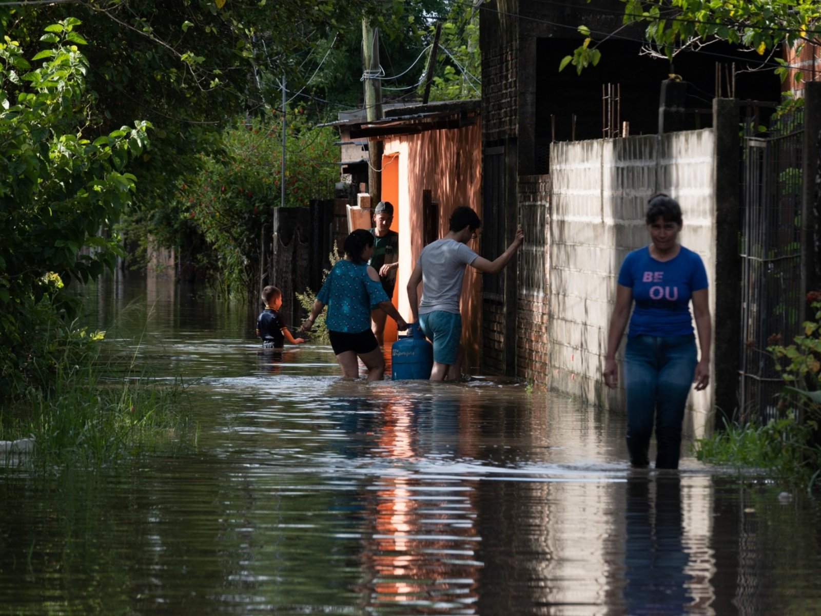 el agua no baja, hay más evacuados y pronostican que seguirá lloviendo