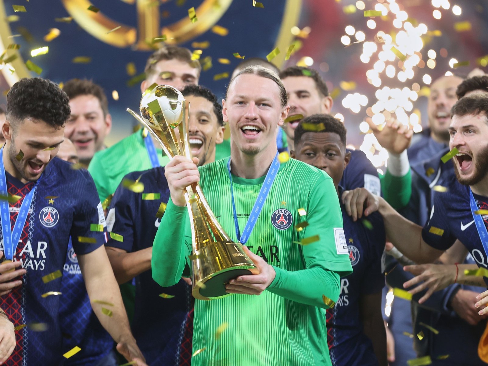 el arquero ruso que amargó al Flamengo en la Copa Intercontinental se quebró una mano