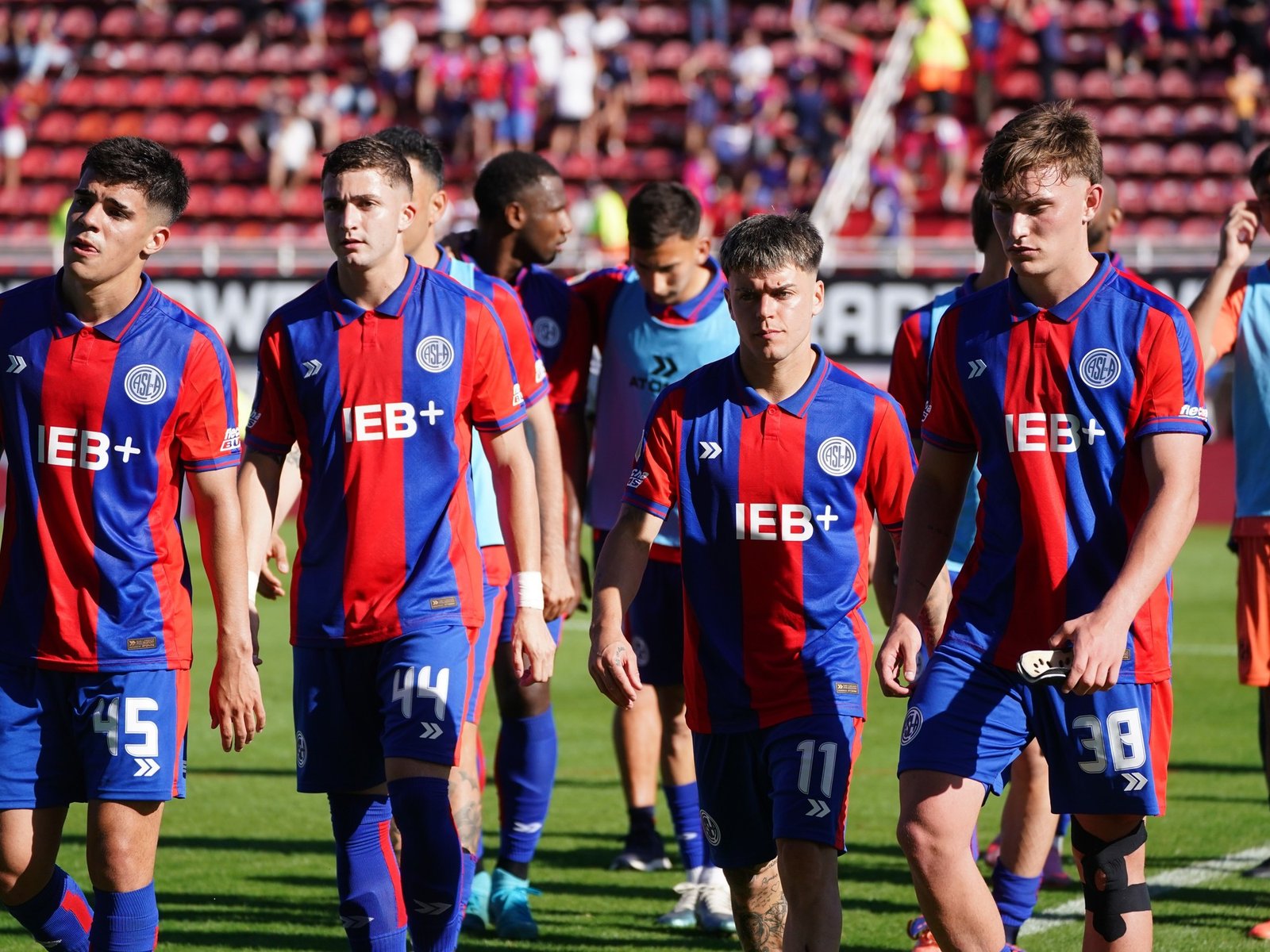 el plantel en conflicto, los juveniles a la deriva, deportistas con pedido de desalojo y una dirigencia en espera