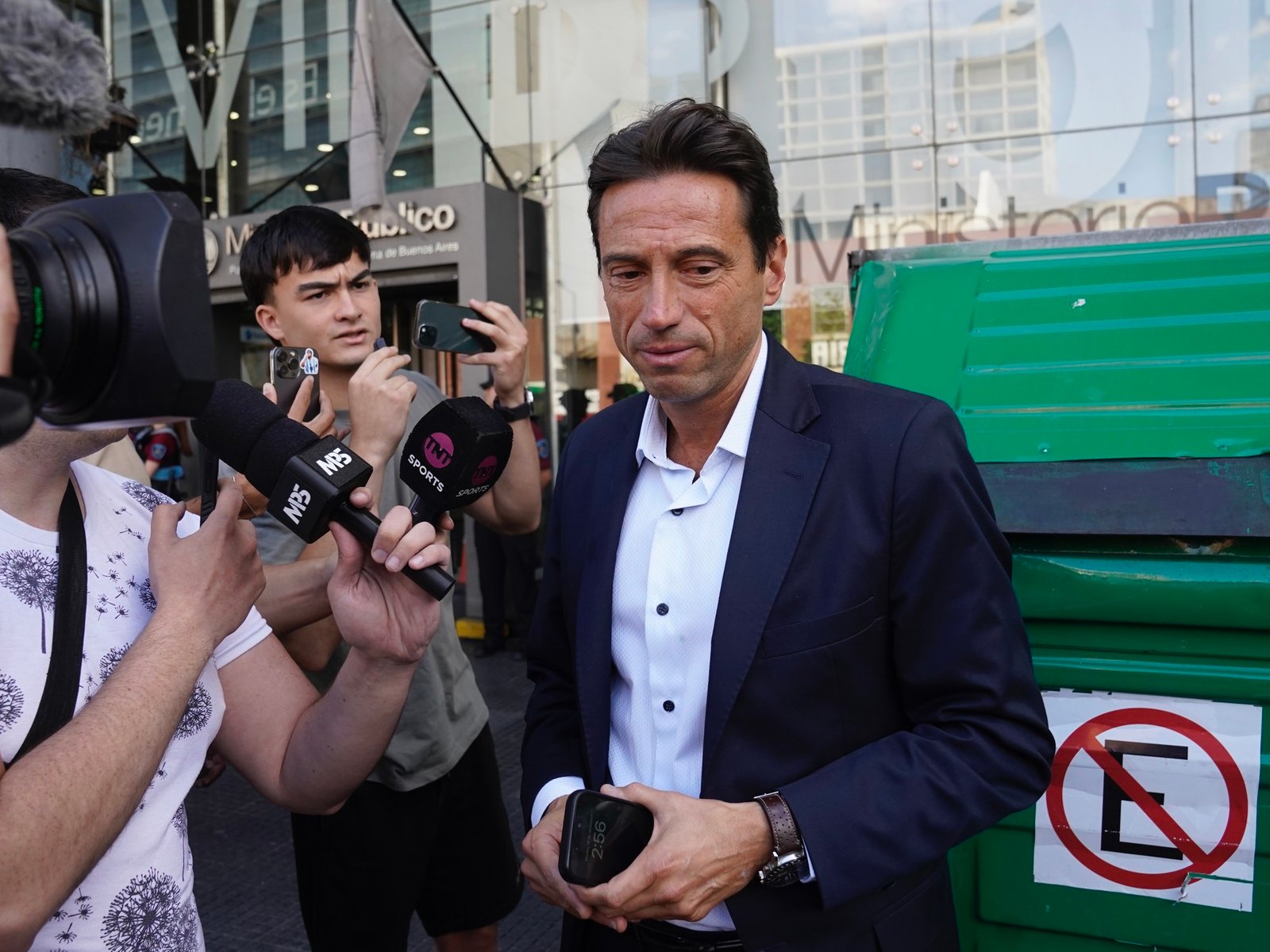 fue procesado por “administración fraudulenta” y tiene prohibido salir del país