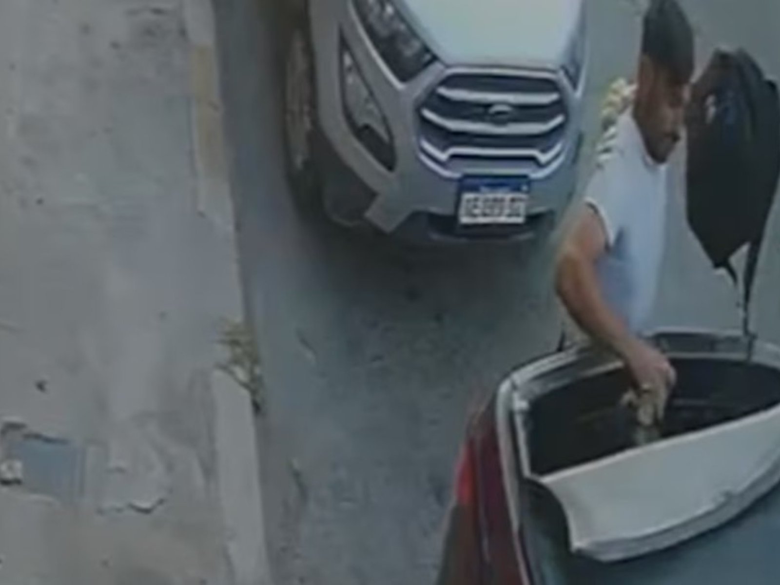 le robó hasta la planchita del pelo