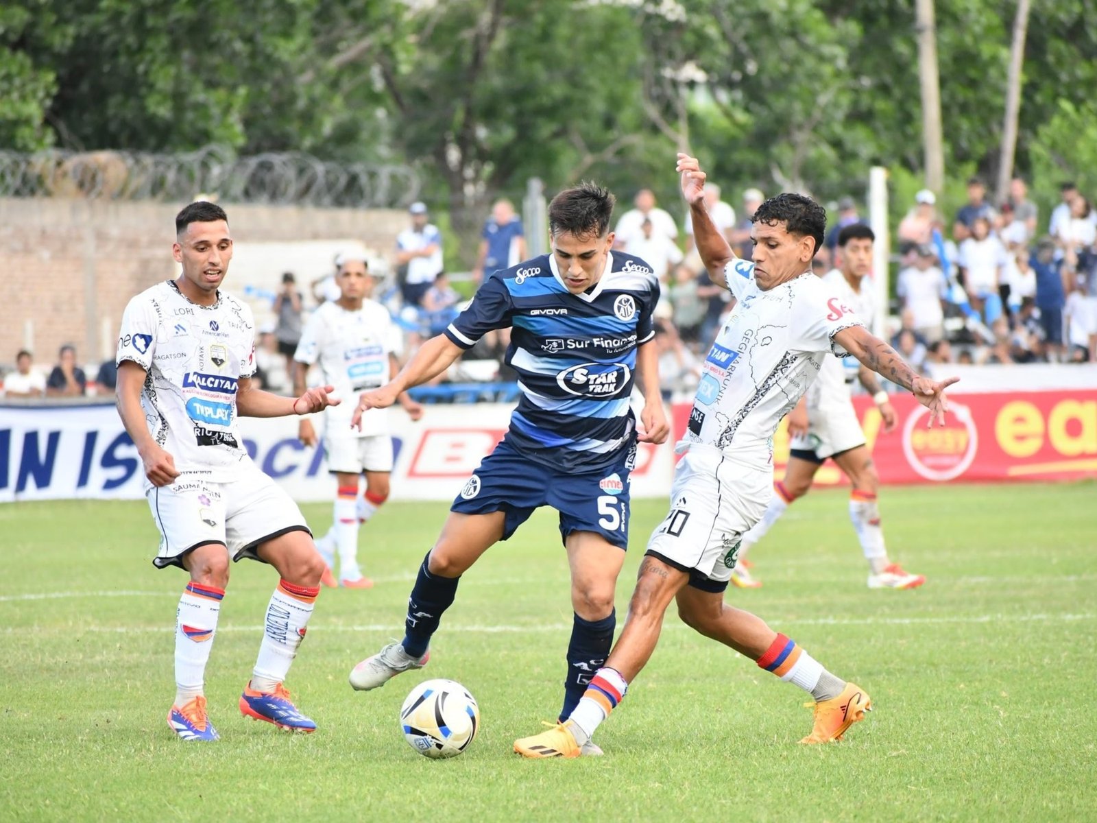 los equipos cercanos a Chiqui Tapia definen el ascenso a la Primera Nacional