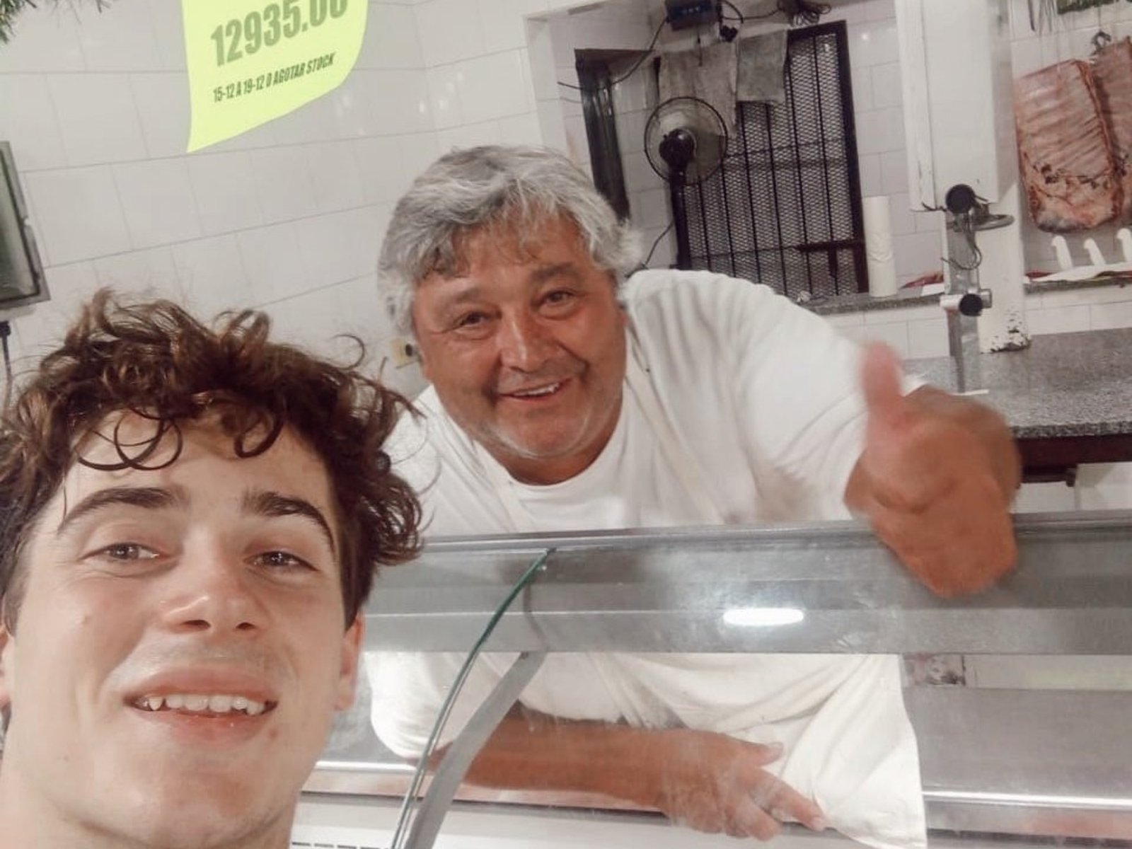pasó por un supermercado en San Andrés de Giles, compró una leche chocolatada y se sacó una selfie con el carnicero