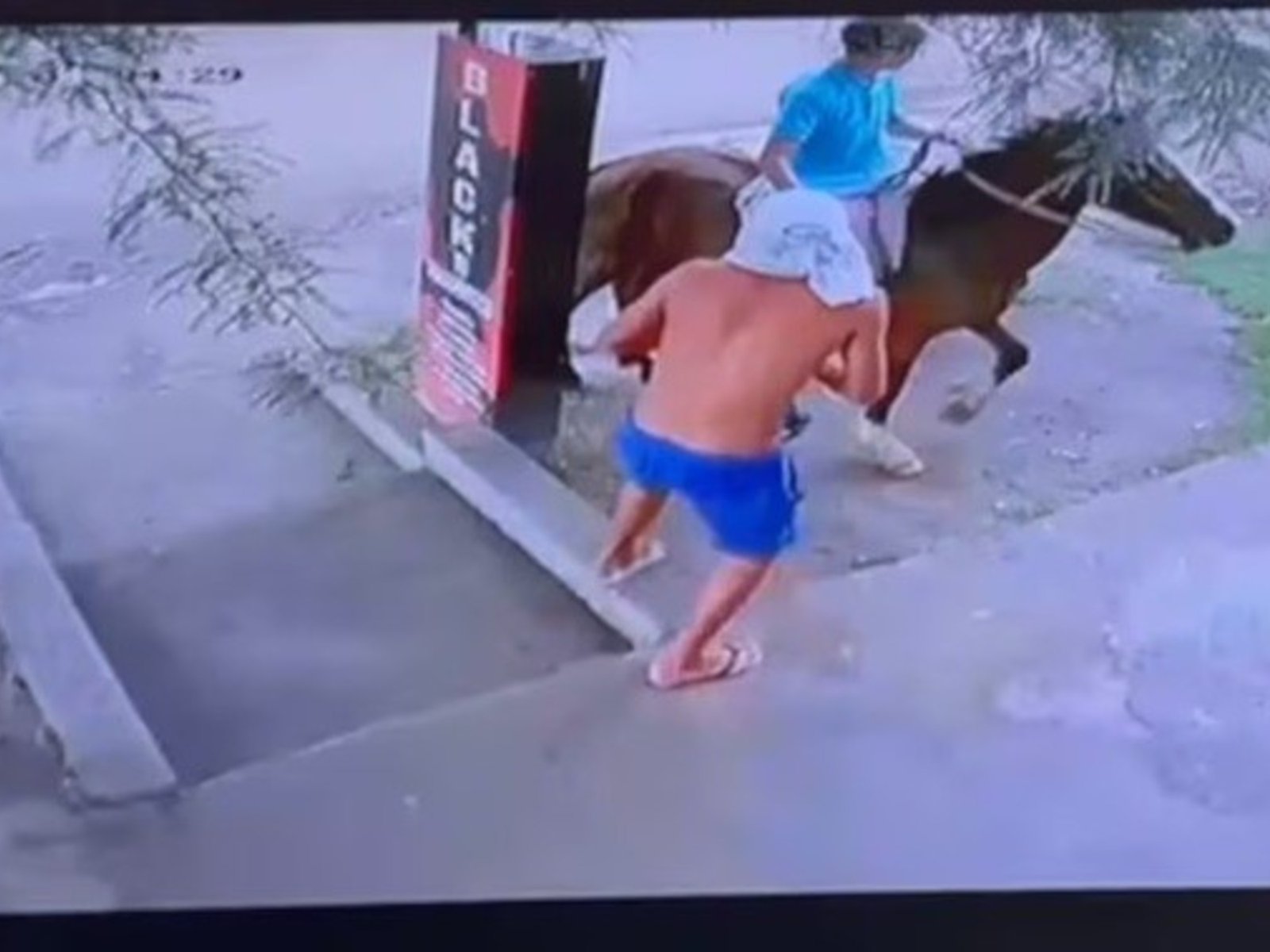 querían robar un maxikiosco, la vendedora los sacó corriendo y terminaron escapando a caballo
