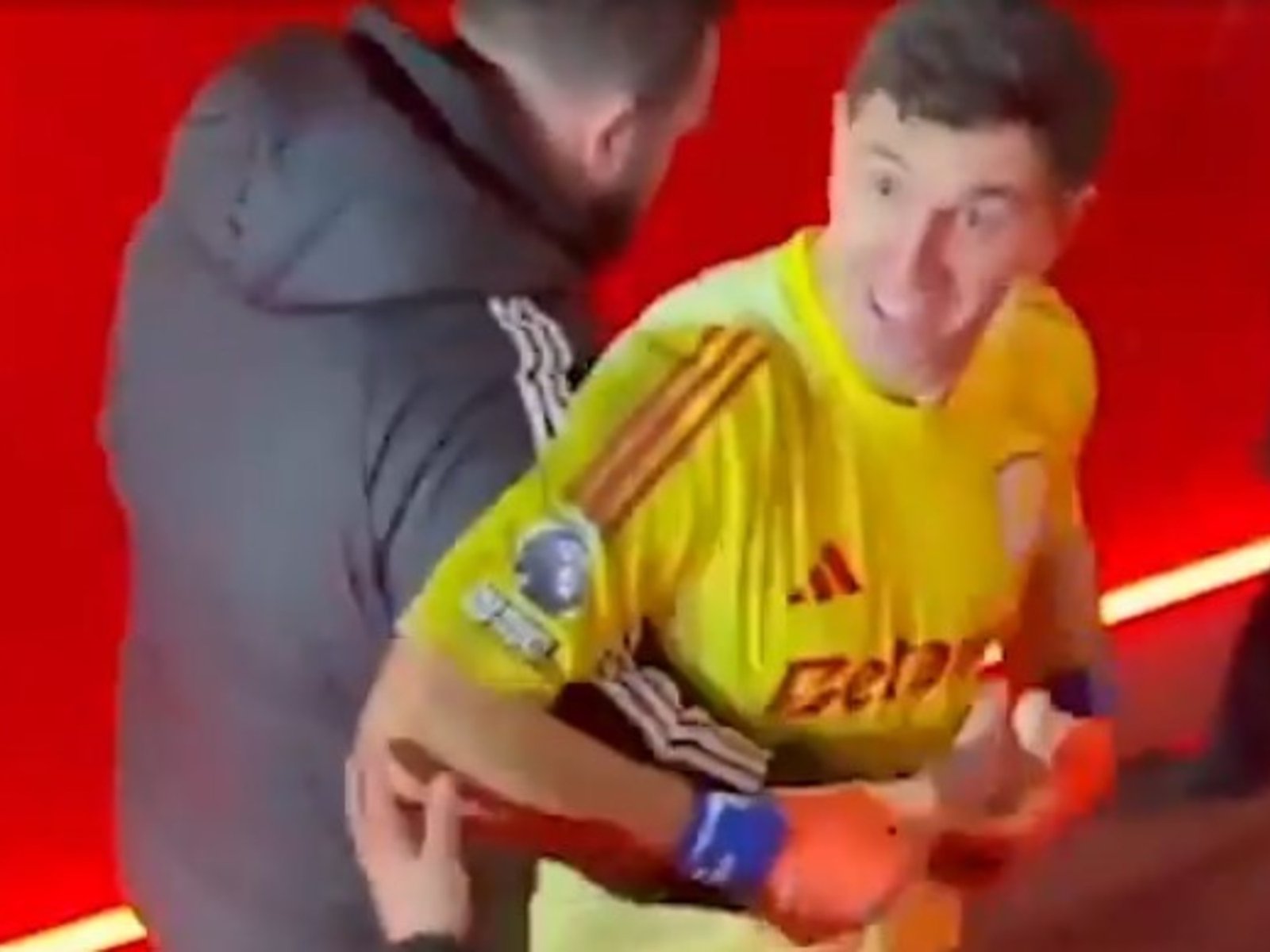 se cruzó con un hincha rumbo al vestuario y lo tuvieron que separar