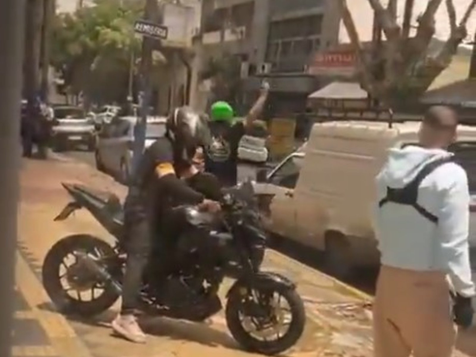 se llevaron una moto y se fueron a los tiros en la puerta de una clínica céntrica
