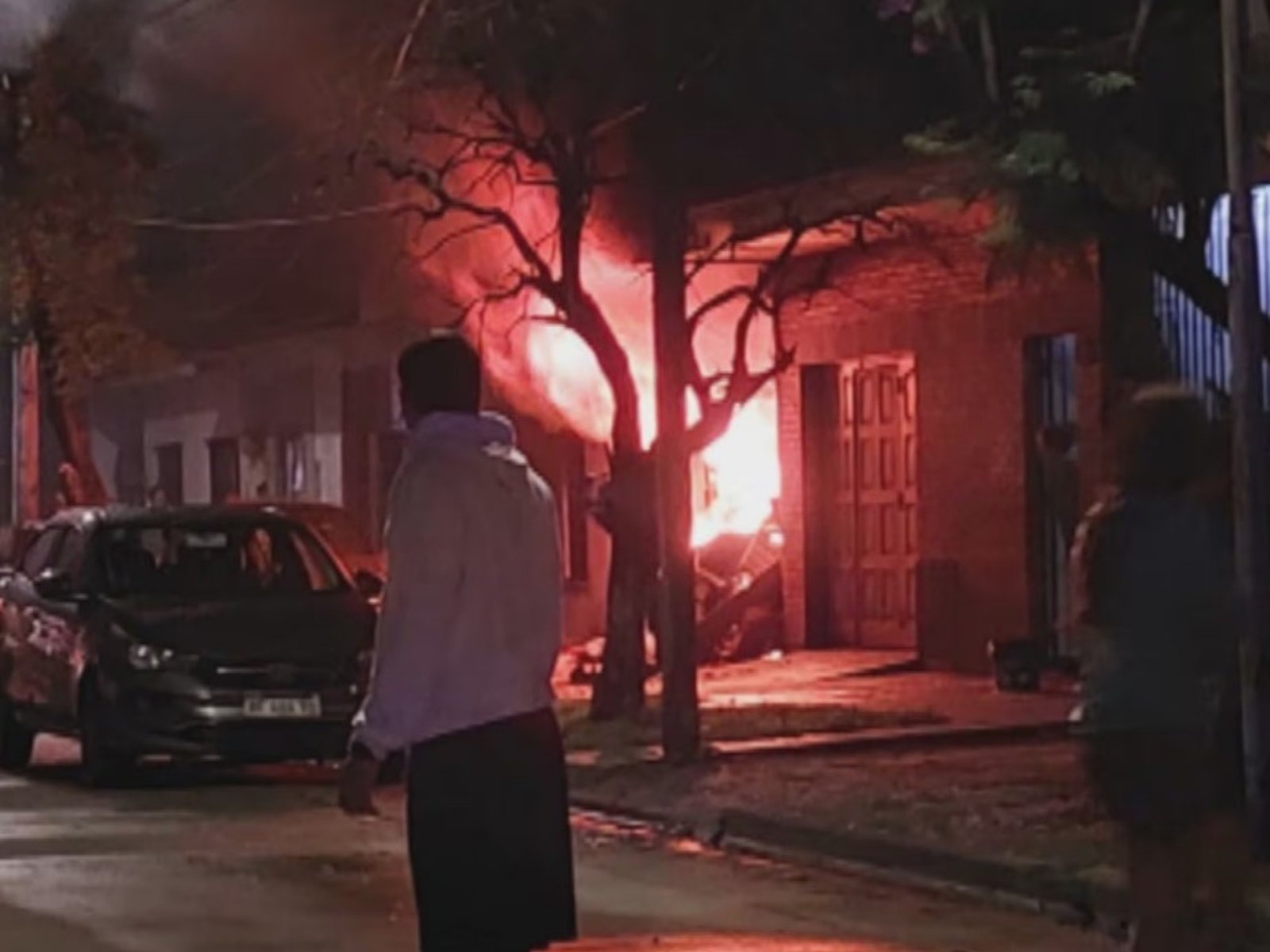 un hombre salió a la calle envuelto en llamas y está grave
