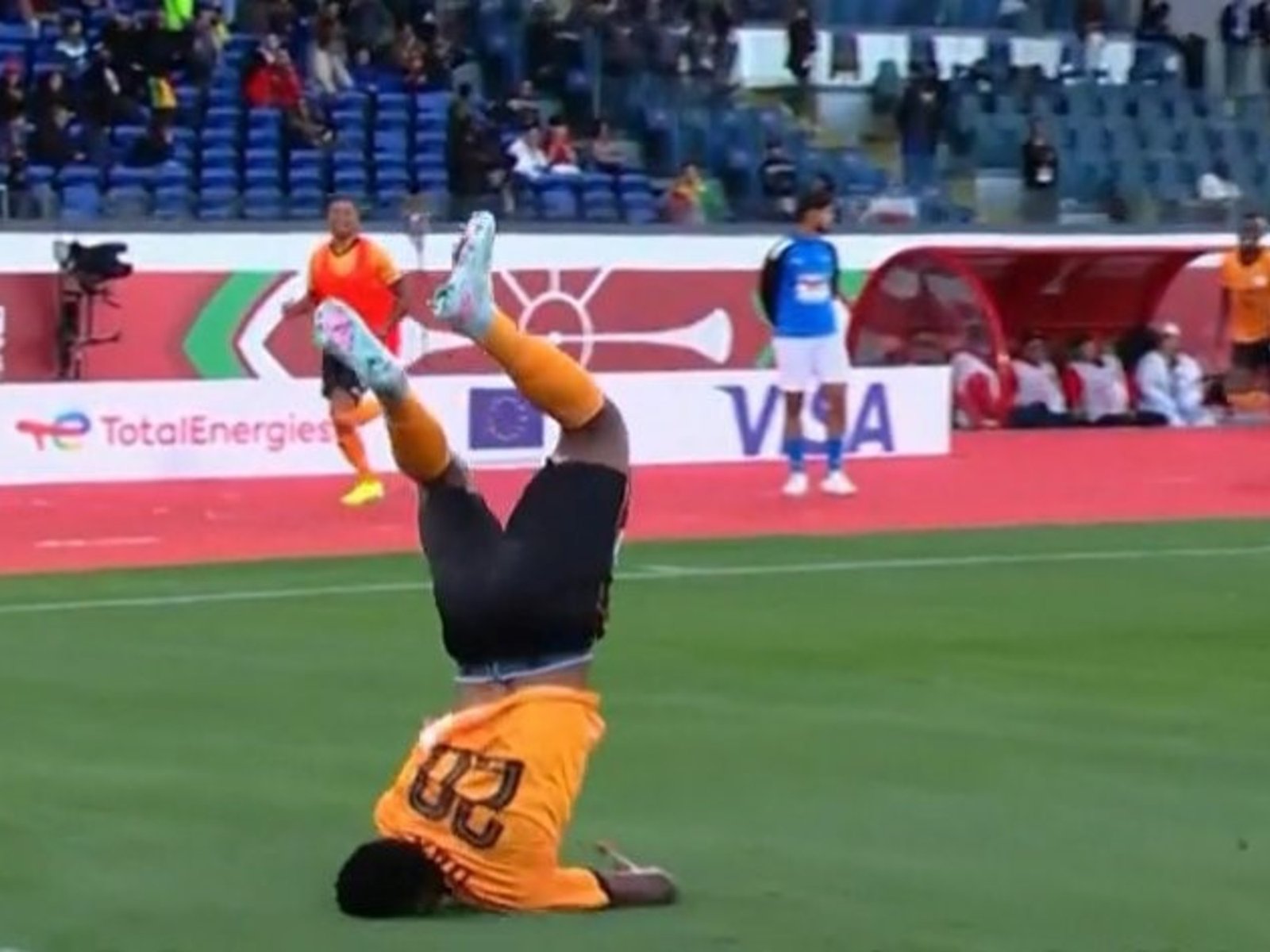 un jugador de Zambia casi se rompe el cuello al festejar el empate agónico vs Mali