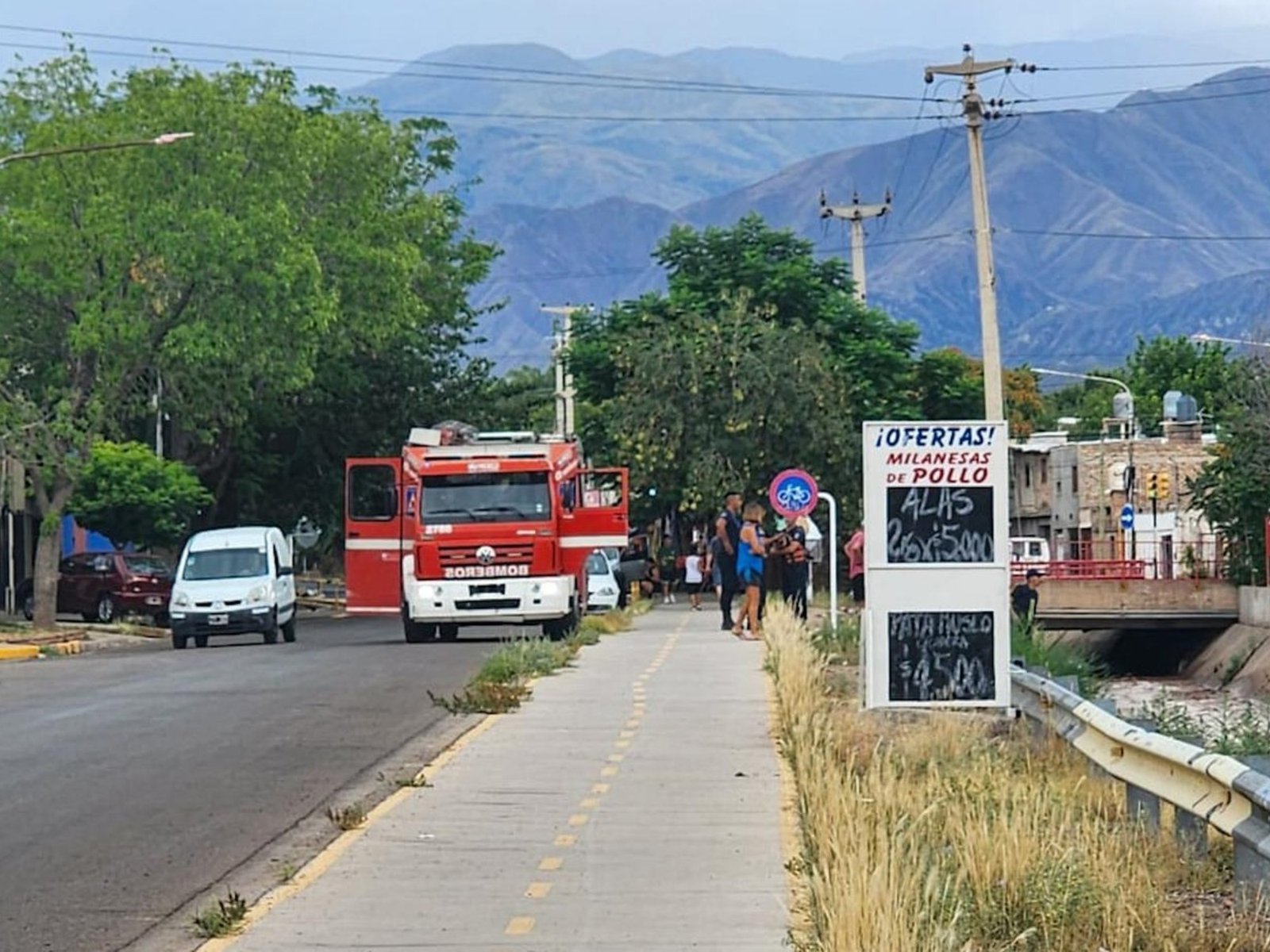 una mujer fue arrastrada por el agua en un zanjón y está desaparecida