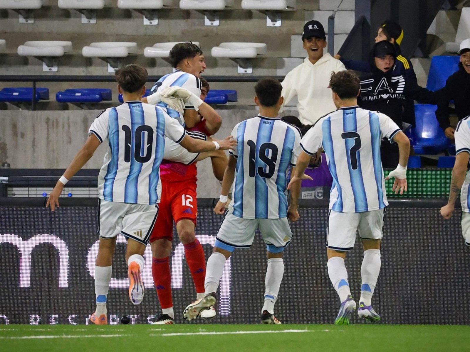 ¡Selección finalista! La Sub 16 le ganó a Perú por penales y se metió en la final de la Copa UC ante Chile :: Olé