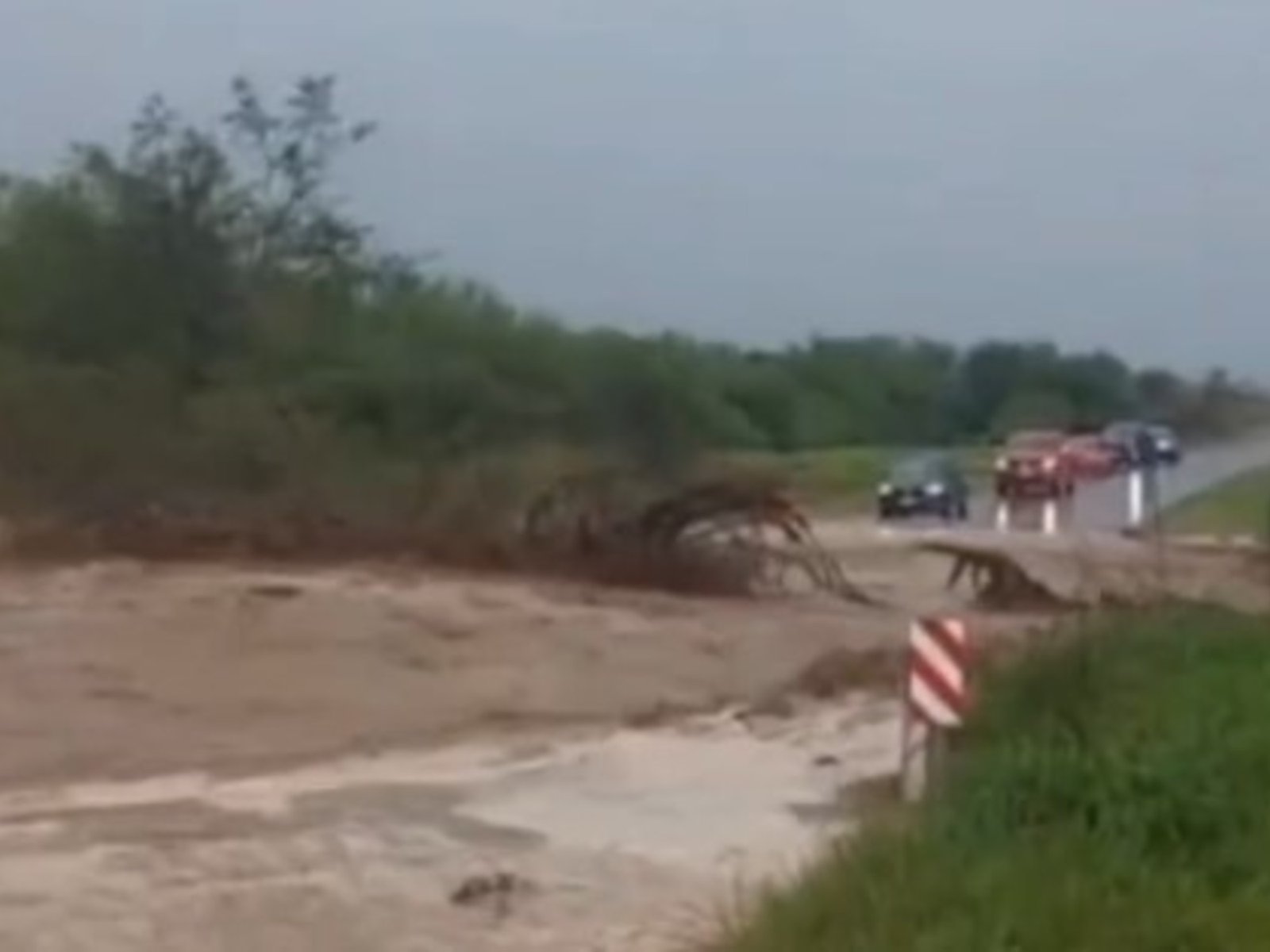 100 mm en una hora, ríos de barro y autos flotando en el agua