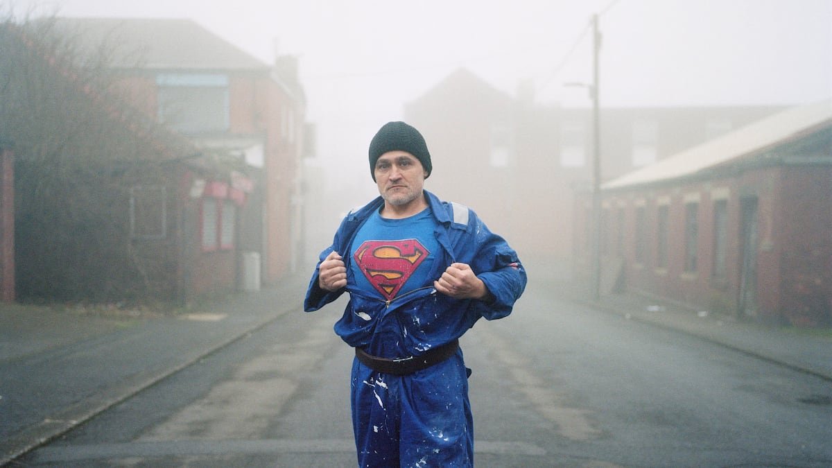 A caballo entre la ensoñación, la investigación sobre el terreno y la evidencia de una realidad familiar opresiva, el autor reconstruyó con fotos, dibujos y documentos la historia de su tío abuelo Kendon y de la dura vida en Horden, un pueblo minero del norte de Inglaterra enclavado en una de las zonas más pobres de Europa.: Horden: retratos de familia, muerte y sueños en un pueblo minero de Inglaterra | EL PAÍS Semanal