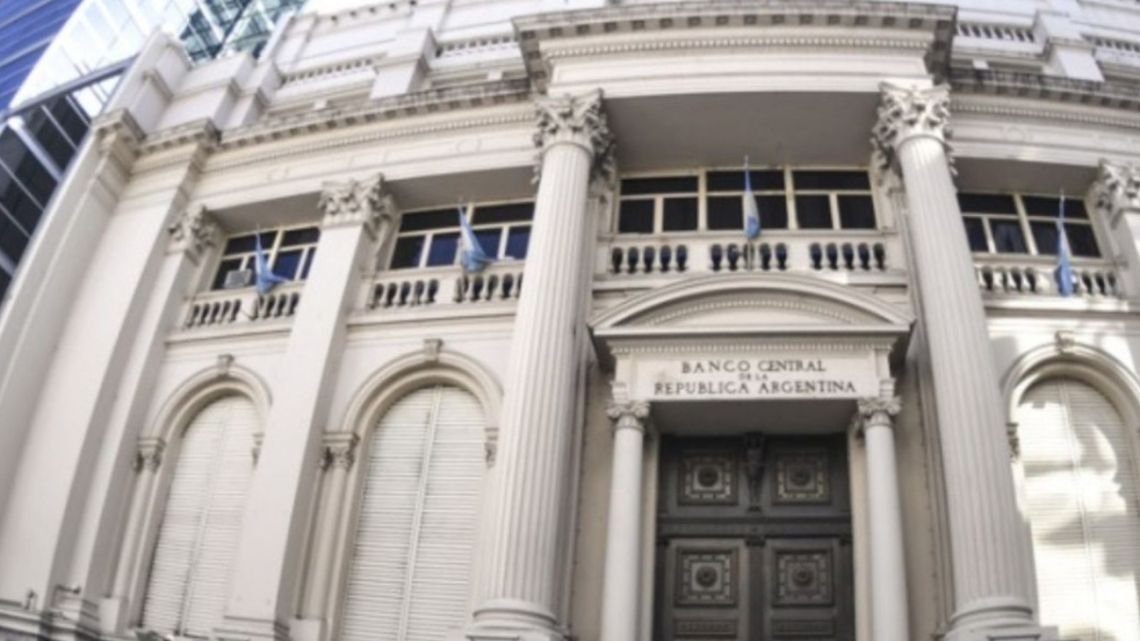 A cuánto llegará el dólar y la inflación en 2026 según las consultoras que releva el Banco Central