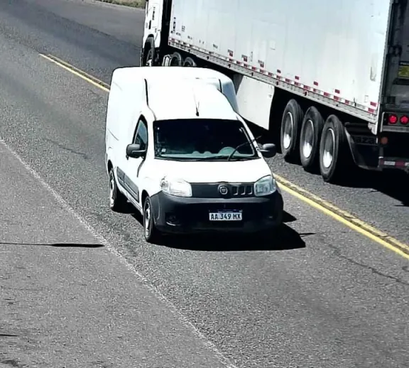 A plena luz del día robaron una camioneta del frente de un almacén de barrio en Trelew