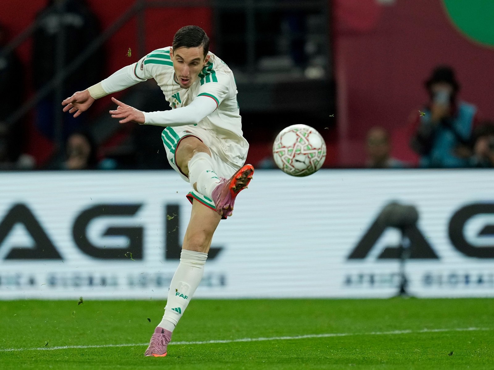 Argelia le ganó a RD del Congo con un zapatazo inolvidable de Adil Boulbina en el último minuto del alargue