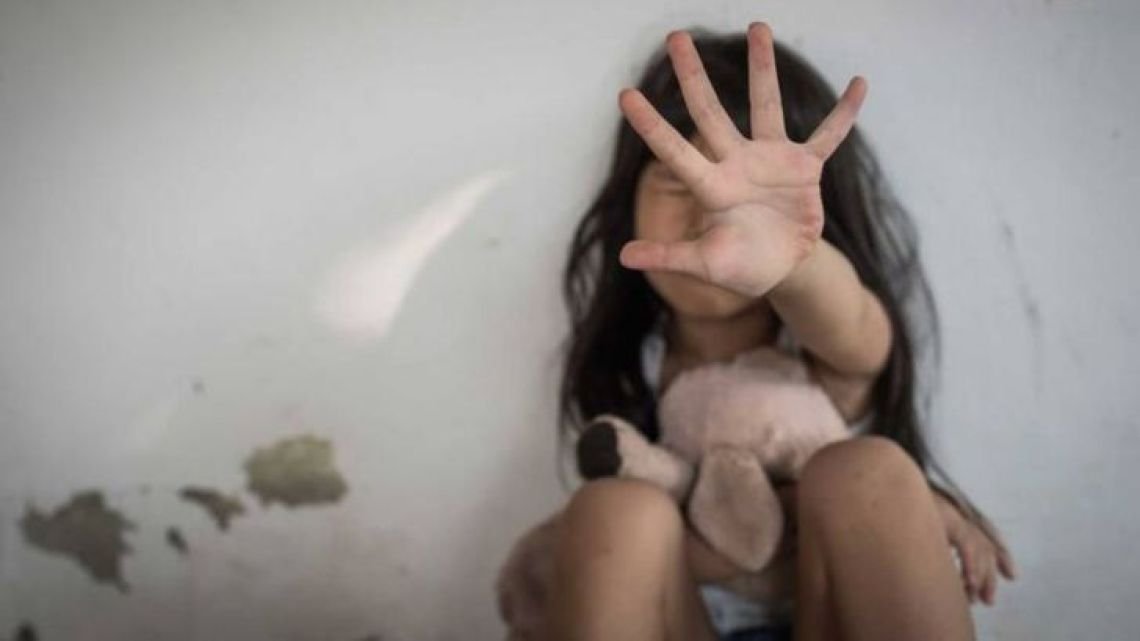 Arrancó en Francia el juicio contra el hombre que compró una muñeca sexual con figura de niña: podría ser condenado a muchos años de cárcel