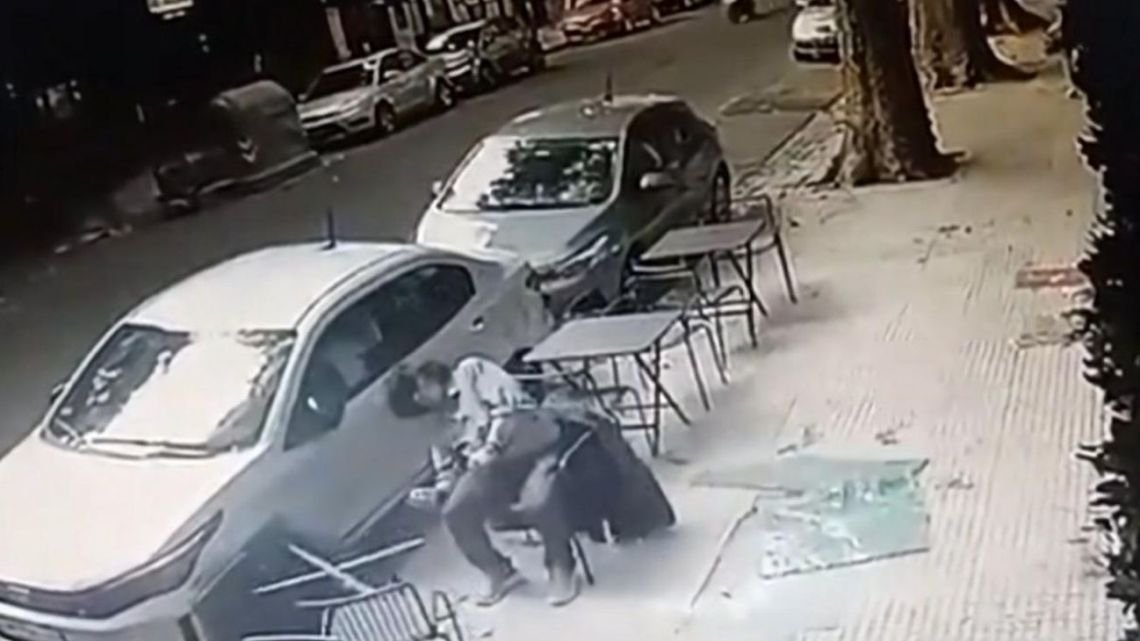 Así fue el momento en que un vidrio de máxima protección cayó desde un balcón y provocó heridas a un vecino