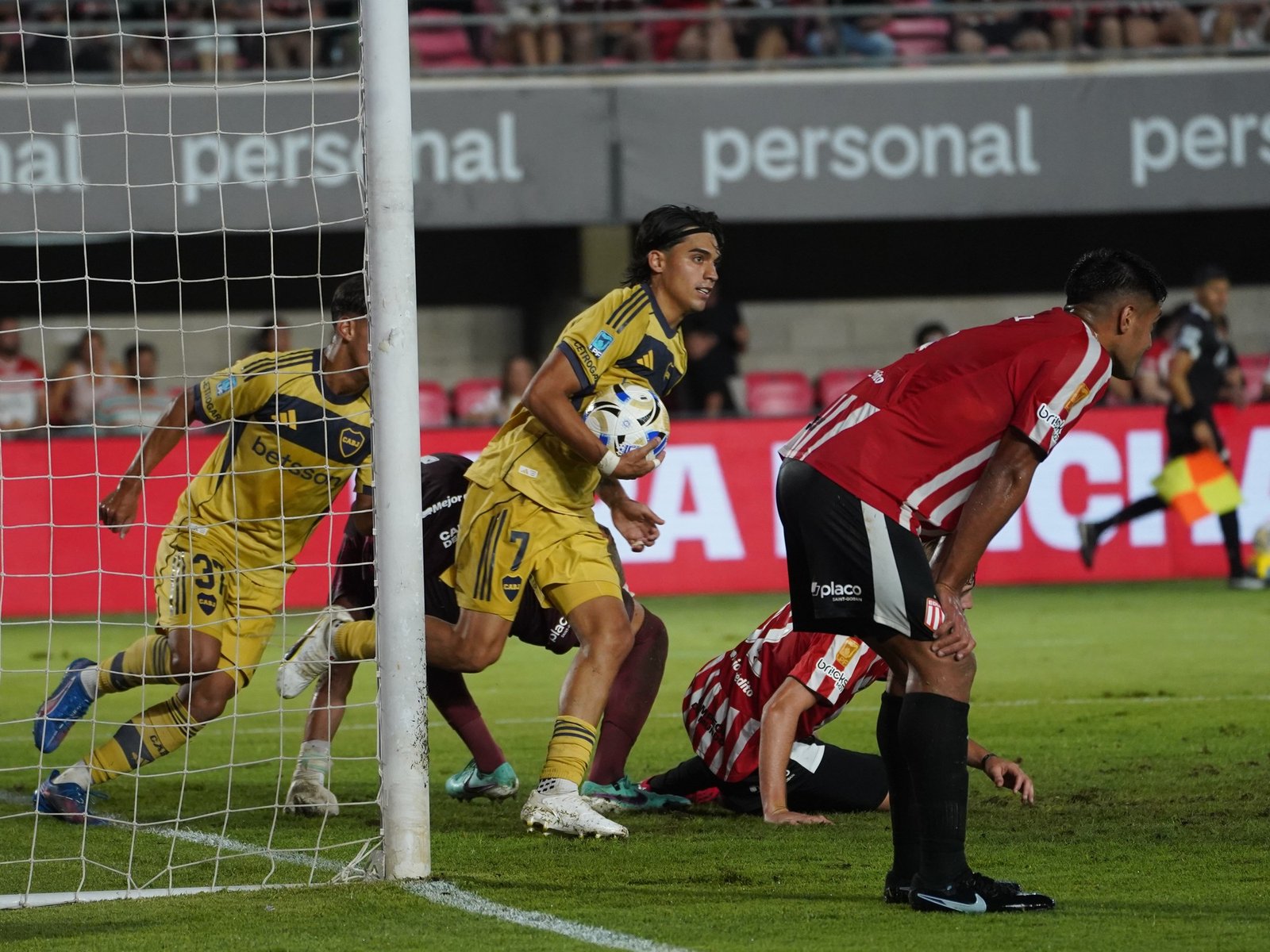 Boca pagó demasiado caro sus errores y la falta de gol y Estudiantes le ganó el partido con dos pelotas paradas