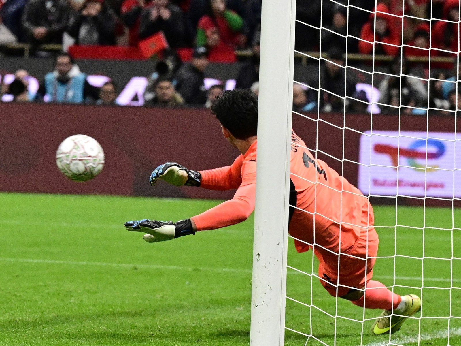 Bono fue héroe en los penales y Marruecos le ganó a Nigeria para ser finalista en casa de la Copa Africana de Naciones
