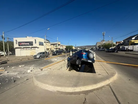Borracho impactó contra un conducto cloacal y huyó