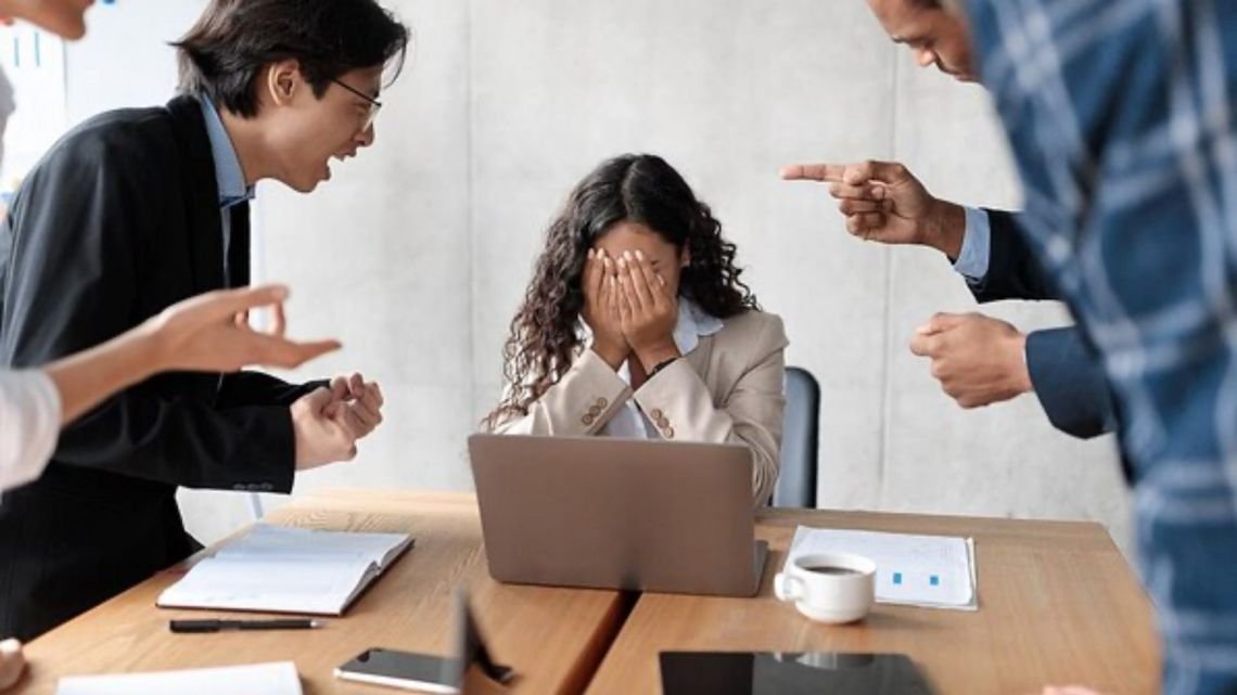 Cómo aplicar la resistencia pasiva de Gandhi para manejar jefes tóxicos en la oficina