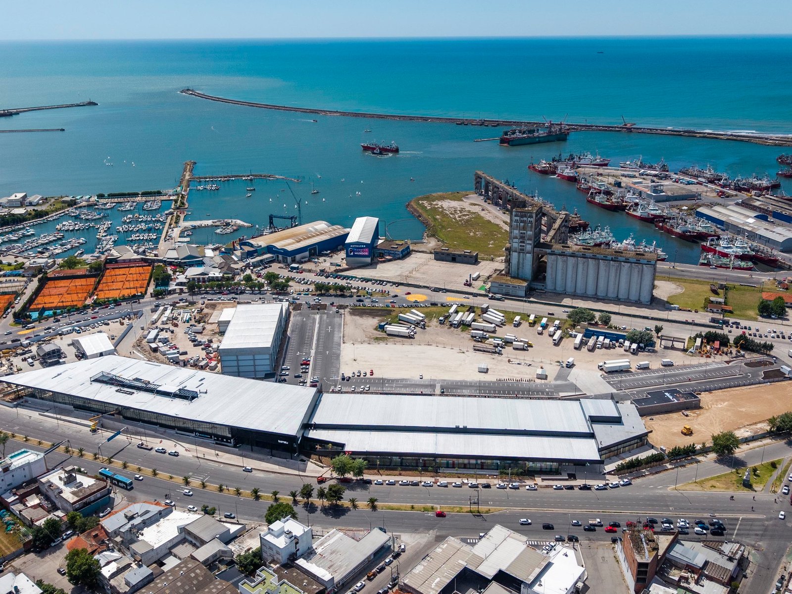 Cómo es el nuevo shopping del puerto de Mar del Plata que inaugura un estadio para shows en vivo
