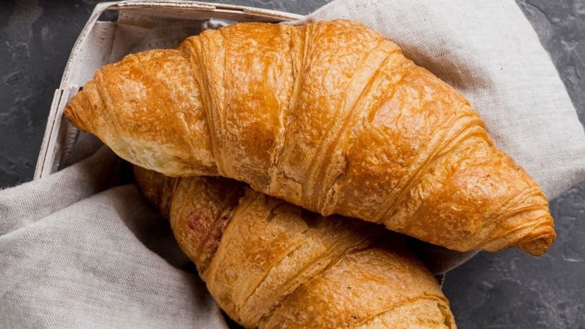 Cómo hacer croissants franceses auténticos: técnica, ingredientes y consejos de chefs para lograr la media luna perfecta