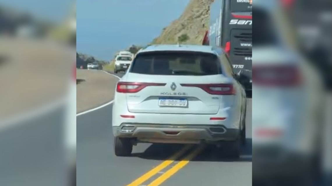 Conducción peligrosa en Córdoba: inhabilitan a una conductora por pasar en doble línea amarilla en las Altas Cumbres