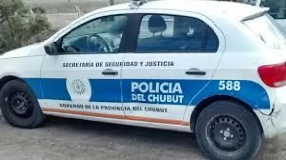 Conductora e hija adolescente al hospital tras violento choque céntrico en Trelew