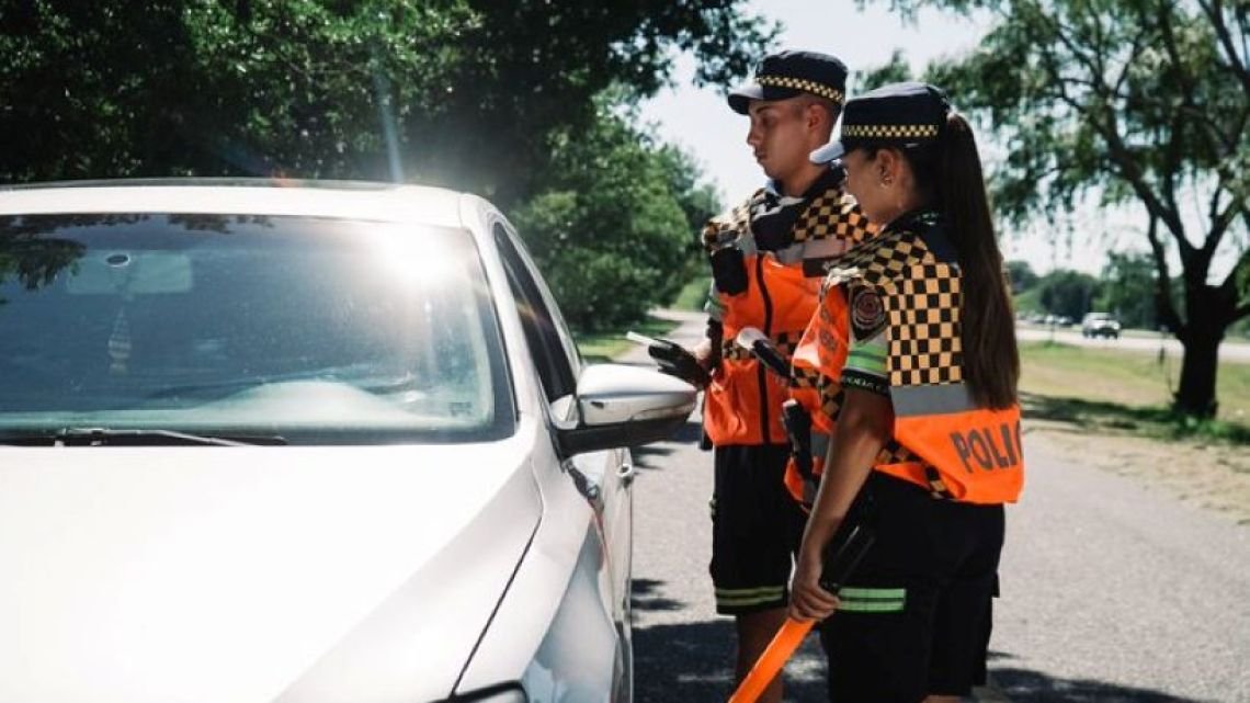 Córdoba: golpeó y escupió a un policía de la Caminera y la detuvieron