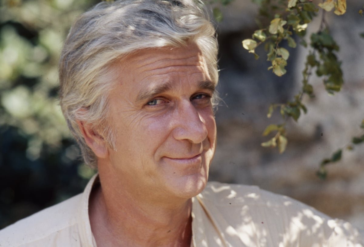 “Corpulento, guapo y tontorrón”: el éxito tardío de Leslie Nielsen, el gran cómico que jamás sonreía | ICON