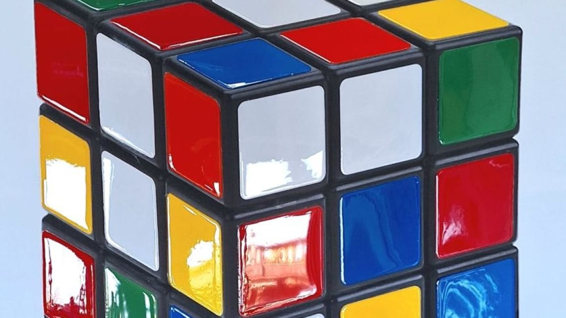 “Del juego al orden”, la muestra de Belén Gesualdo que cruza geometría y experiencia sensorial