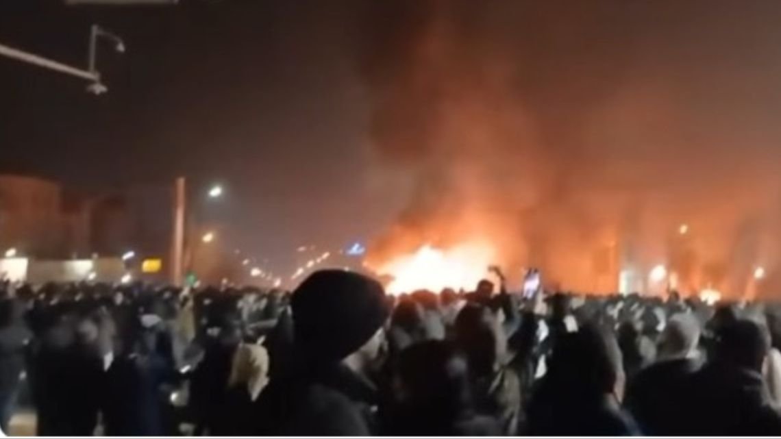 Denuncian brutal represión en Irán contra las protestas callejeras: los videos