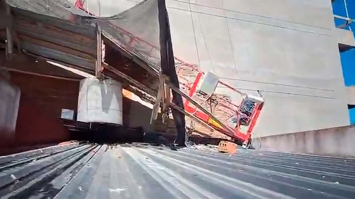 Derrumbe en Villa Crespo: se desprendió un balancín y cayó sobre el techo de una casa vecina