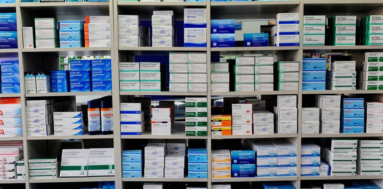Descubren a un importante laboratorio que fabricaba y vendía medicamentos sin la autorización de la ANMAT