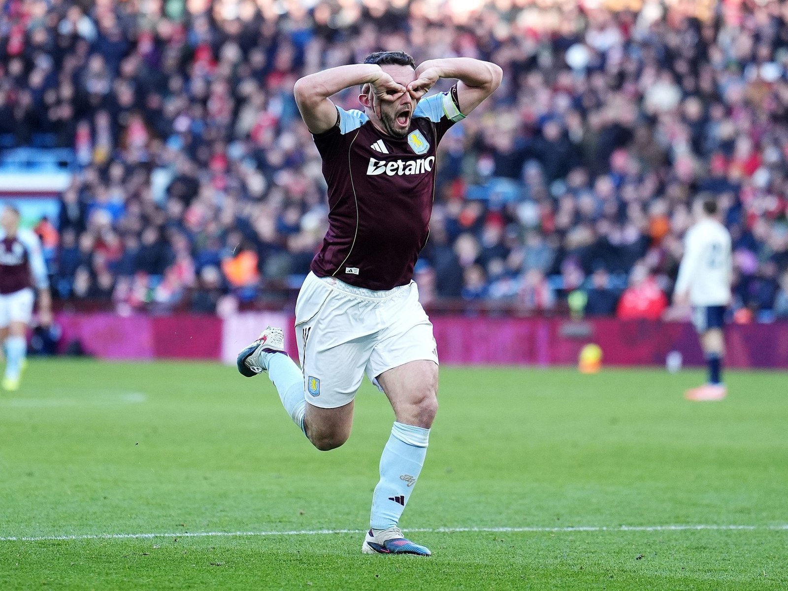 Dibu Martínez no pudo mantener su valla invicta, pero celebró el triunfo del Aston Villa que da pelea por la punta