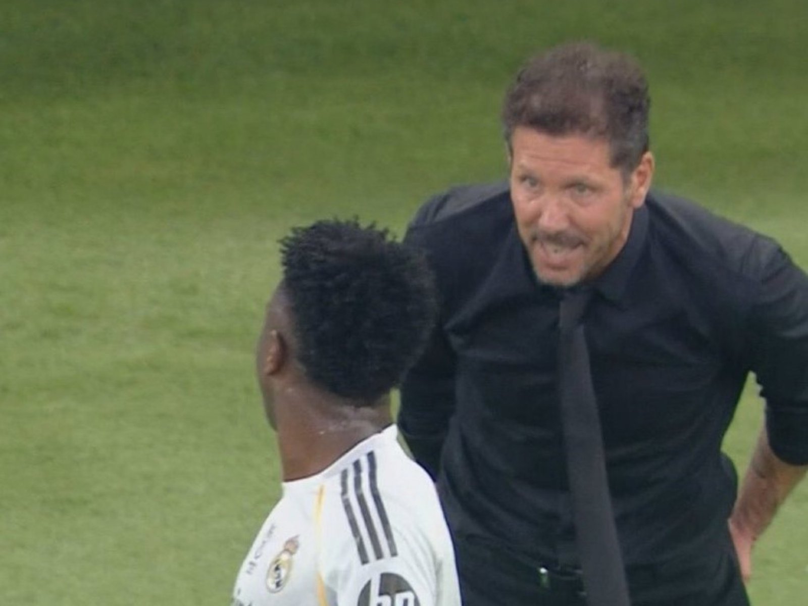 Diego Simeone le ofreció disculpas a Vinicius y reveló un detalle clave sobre el poco juego de Thiago Almada: “Lo necesitamos…”