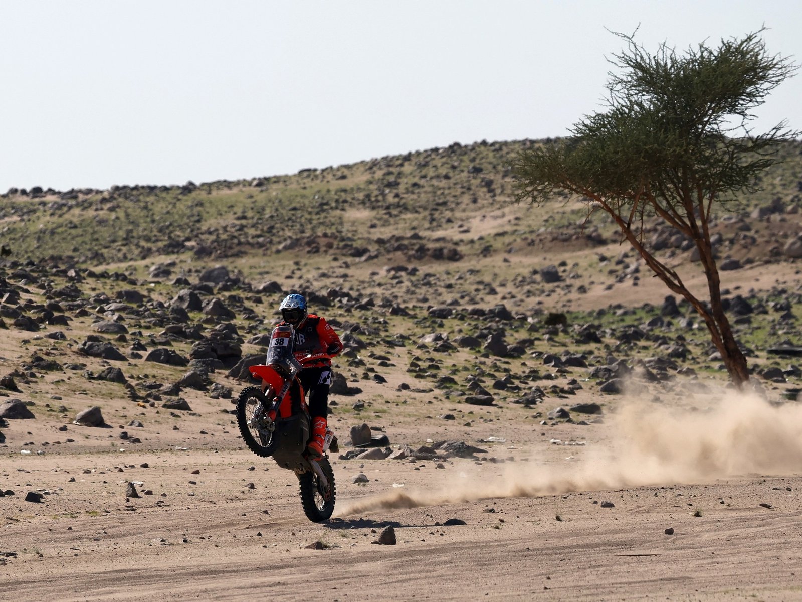 El Dakar 2026 recibió el Año Nuevo en el desierto, sin feriado y a la espera de la largada